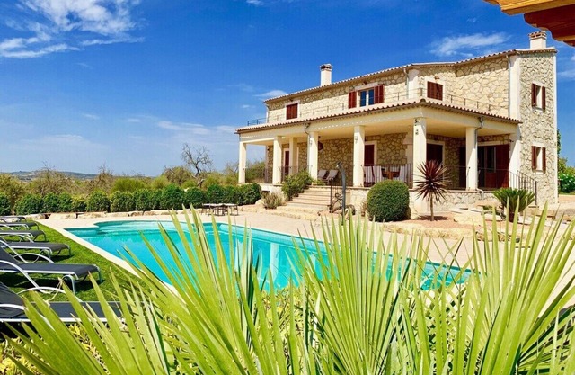 Holiday paradise overlooking endless Mallorcan countryside with private pool