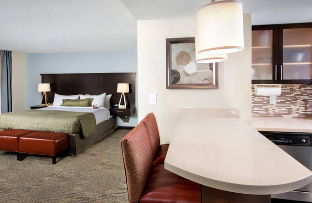 Finely Appointed Suite w/ Kitchen & Free Wi-Fi!