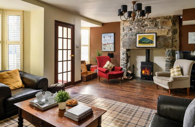 Finest Retreats - Awelon - Large Cottage to sleep 10 with Hot Tub