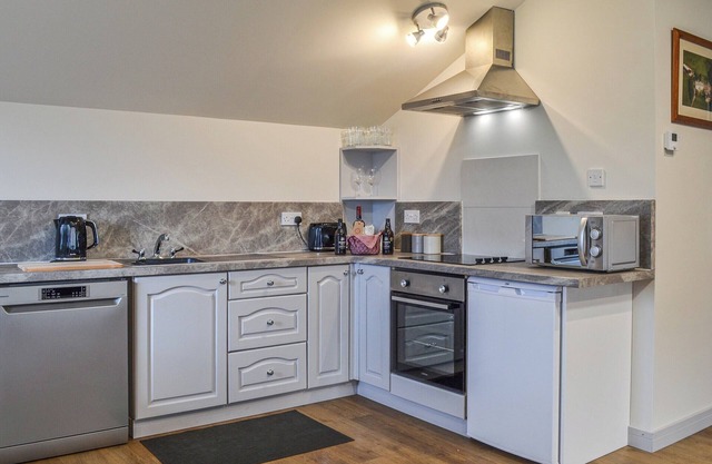 2 bedroom accommodation in Llwydcoed, Aberdare
