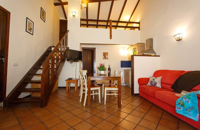 Duplex en primera planta con dormitorio abuardillado en altura y chimenea.
