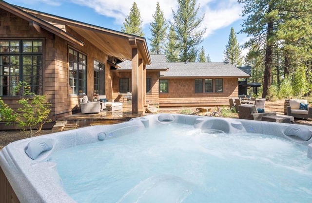 First Light Farmhouse- Hot Tub- Gourmet Kitchen- Premier Neighborhood