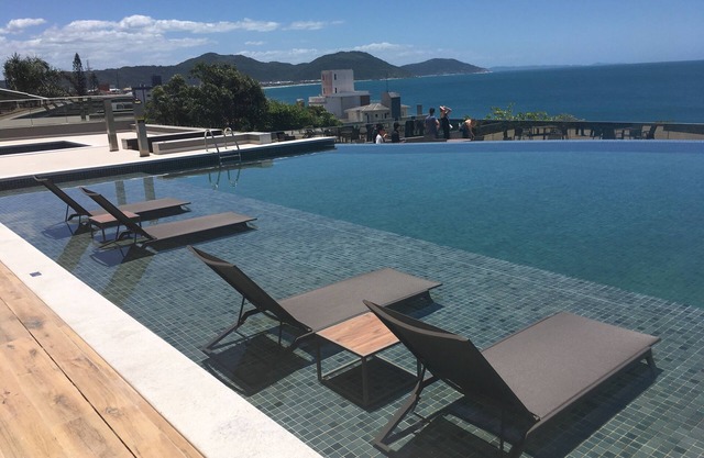 Ajuste nuevo diseño: área de juegos con piscina infinita y vista espectacular