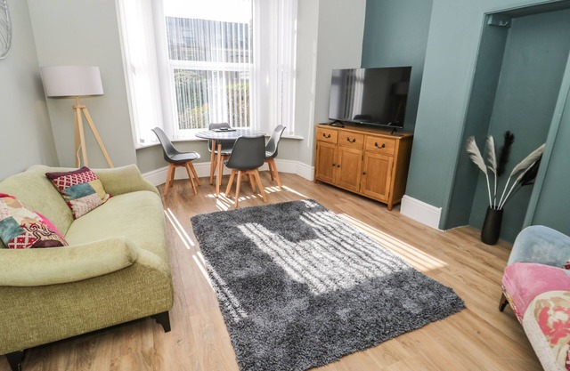 FLAT 1A MONA HOUSE, pet friendly, country holiday cottage in Deganwy