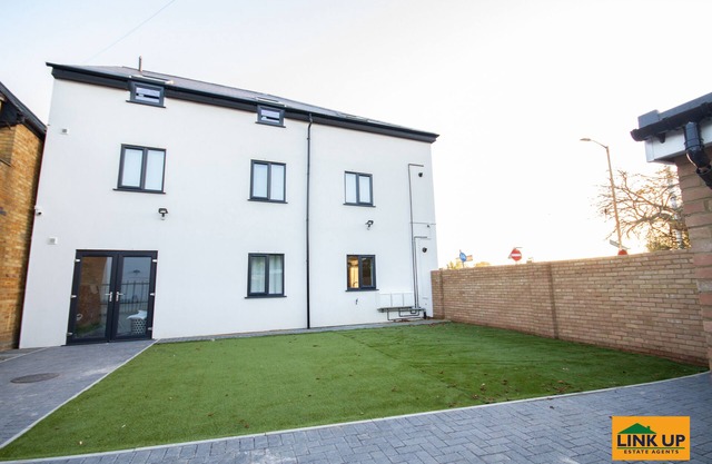 Piso 6, Holden Court