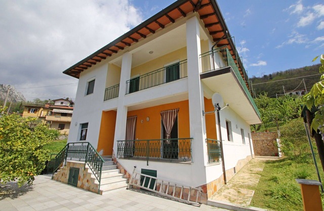 City / Village Apartment en Altagnana con 3 habitaciones, capacidad 5