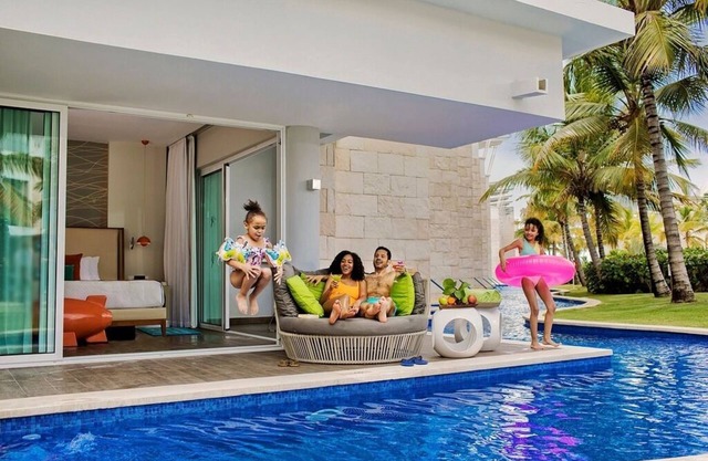 Flat Swim-Up Suite w/ King Bed, Direct Pool Access, Round Day Bed ALL-INCLUSIVE