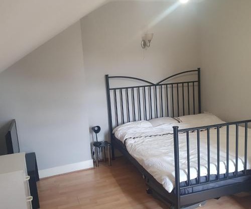 Flat with excellent transport links to central London.