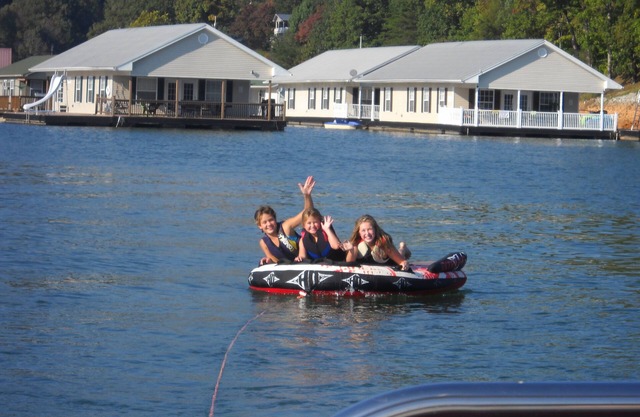 Disfrute de unas vacaciones flotantes en el lago Norris