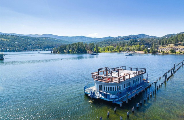 CASA FLOTANTE en Flathead Lake con waterside, kayaks, terraza en la azotea y más