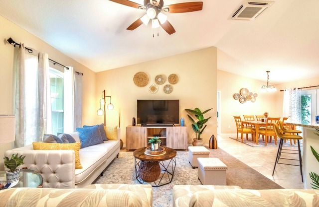 Family oasis w/ screened patio & roomy master suite, fast wifi