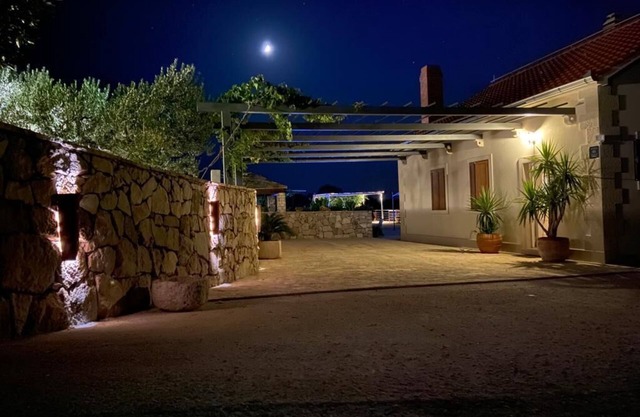 Villa Fani, Villa de estilo nuevo con una gran piscina y espectaculares vistas al mar