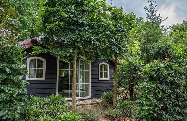 Casa de campo en el bosque con jardín privado
