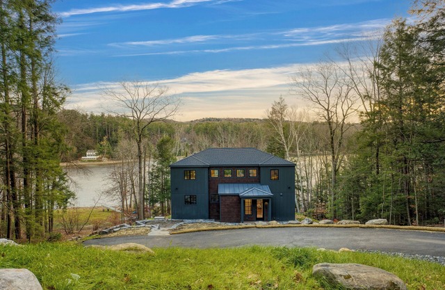 Forget-Me-Not by AvantStay | Bold Lakefront Escape