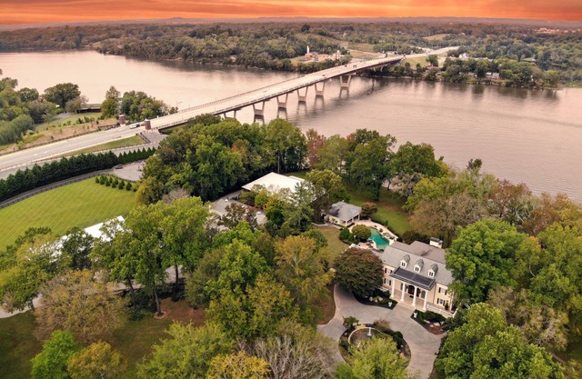 Ex Celebrity Lakeside Estate