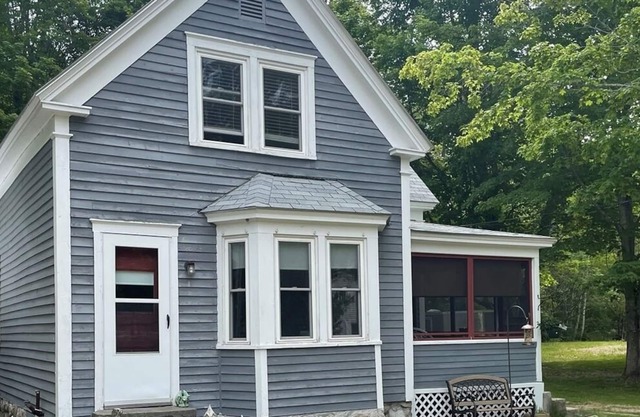 Four-season cottage sleeps 10