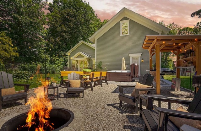 Fowler Farmhouse |Downtown | Beach | Hot tub | Outdoor Oasis!