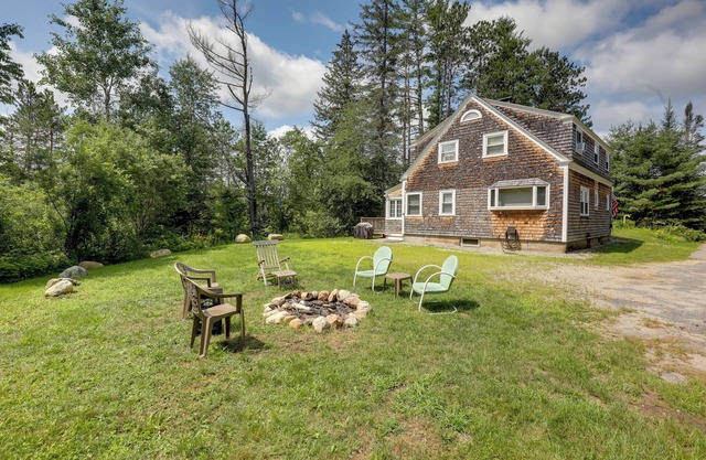 Franconia Escape on Half Acre w/ Fire Pit & Deck!