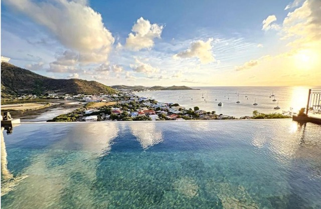 Frangipani Room in shared Villa Diamant, swimming pool, sea view