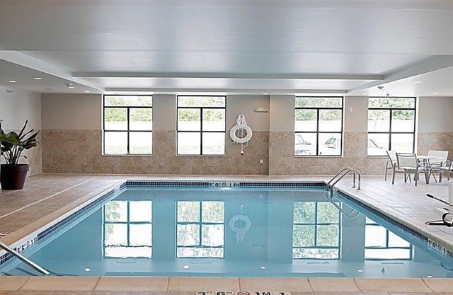 Wi-Fi gratis, desayuno gratis + piscina cubierta | Suite con bañera accesible