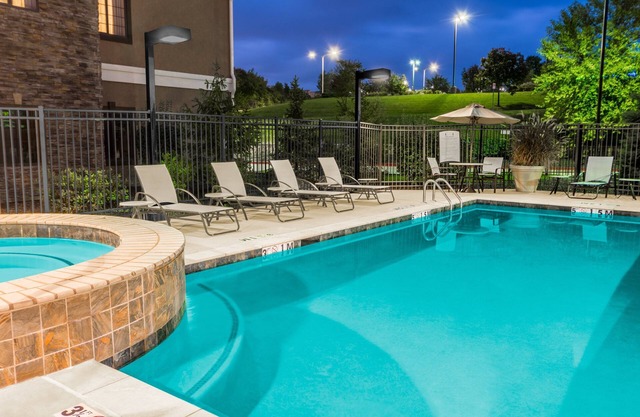 Desayuno gratis. Piscina al aire libre y bañera de hidromasaje. ¡Ideal para viajeros de negocios!
