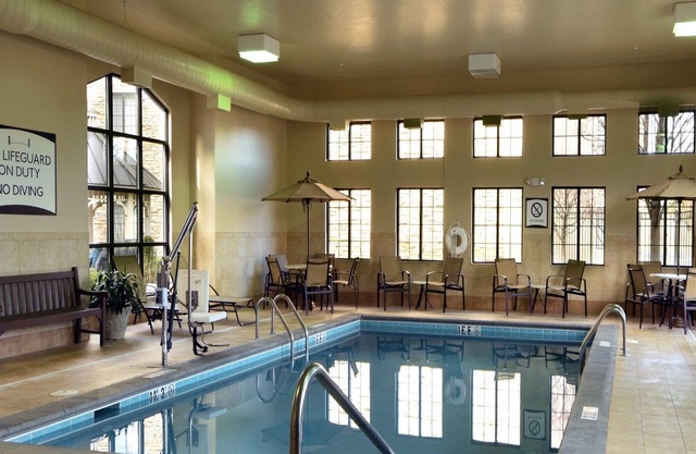 Audiencia Suite Accesible | Desayuno diario gratuito, gimnasio, bañera de hidromasaje compartida + piscina cubierta