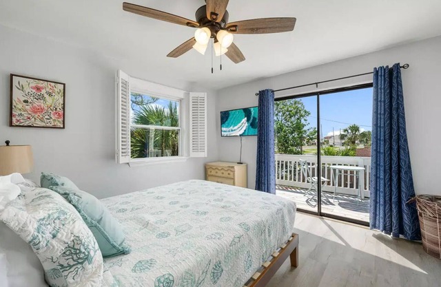 Townhome 5 minutes walk to the Beach & Free Golf Cart. Fenced backyard.