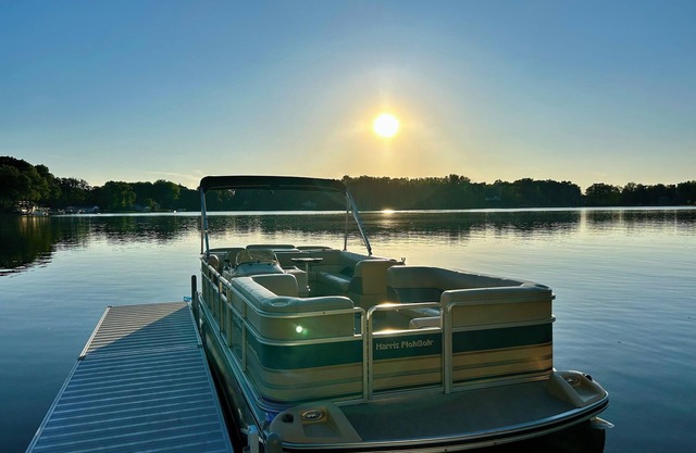 Free Pontoon&Kayak, Lakefront, Hot Tub, Sleeps 12