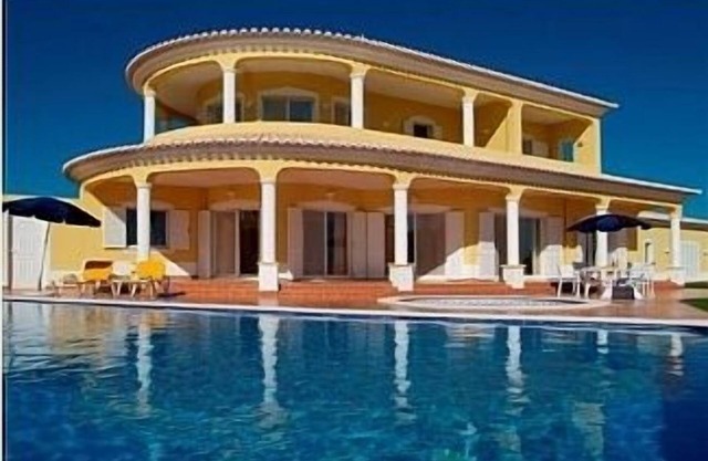 Arquitecto diseñó villa moderna, con impresionantes vistas hacia el mar, hacia Lagos