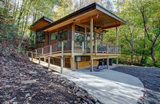French Broad Chalet: domina el río French Broad, porche cubierto, chalet nuevo / contemporáneo.