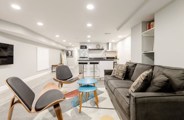 Fresh Motif Guest Suite of Historic Row House