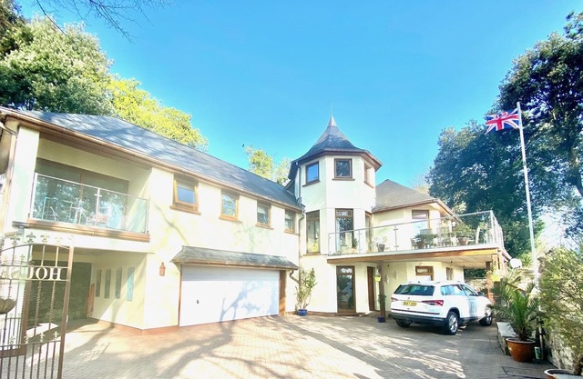 Bastante apartamento de 1 dormitorio. unido a una villa moderna con vistas a puerto y ría.
