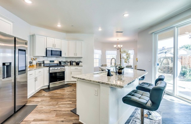 Fresno Home w/ Patio - 9 Mi to Downtown