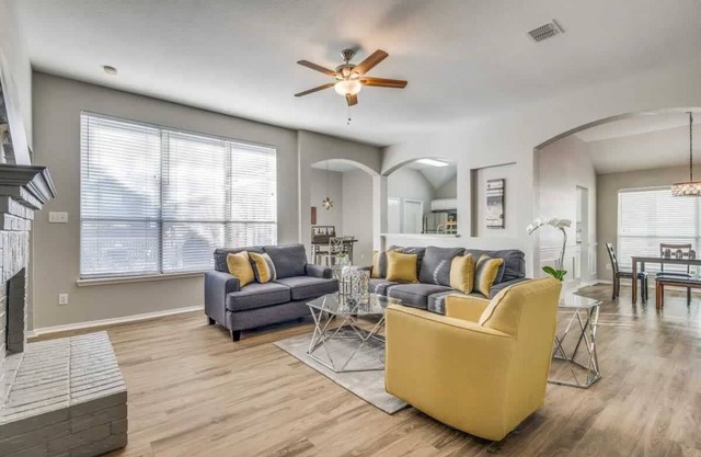 Frisco Spacious & Cozy Bling Home by Aya