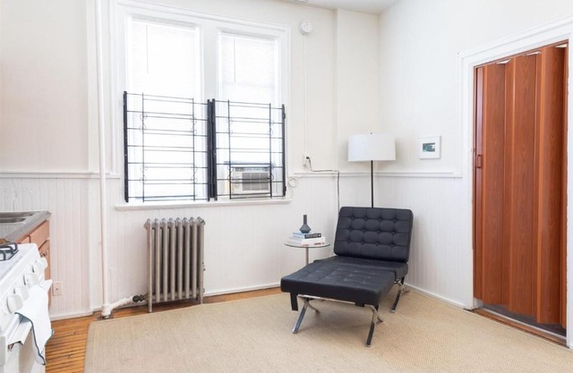 FRONTDESK Classic Studio Apt in West Town