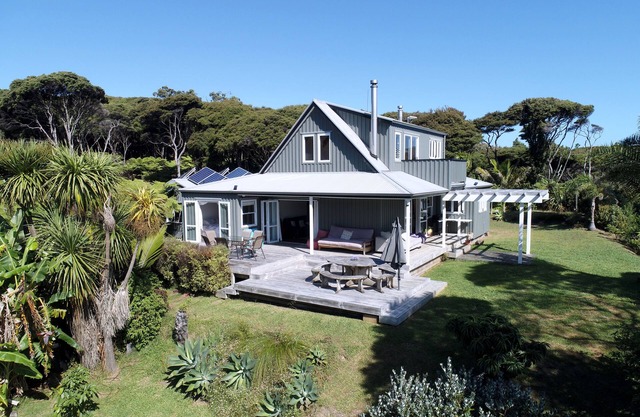 FROSTY'S RETREAT - GREAT BARRIER ISLAND HOLIDAY HOME in Great Barrier Island