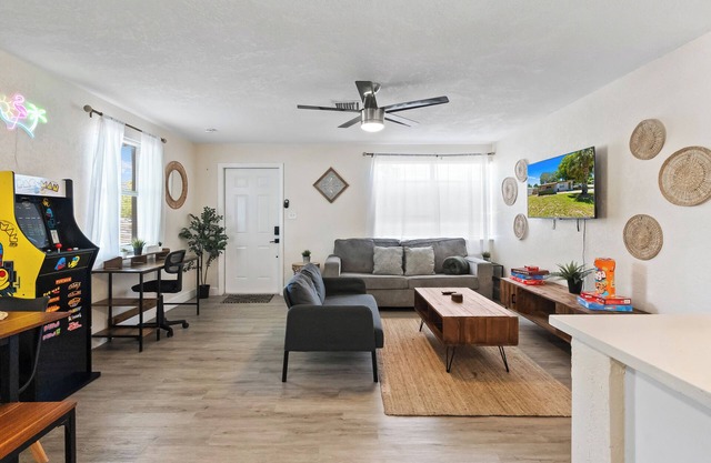 FTL Group Oasis: 3-Home Family Compound: Retro Arcade, BBQ & Near Beach