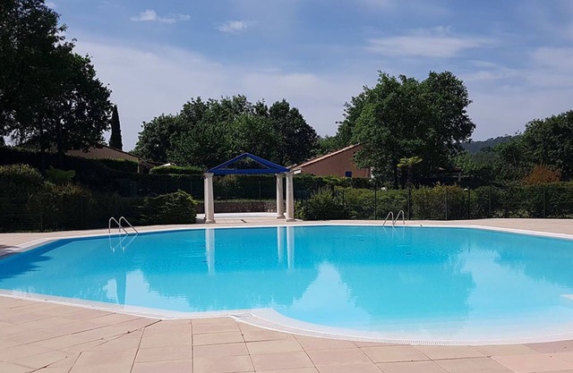 Fully equipped house in secure residence with swimming pool