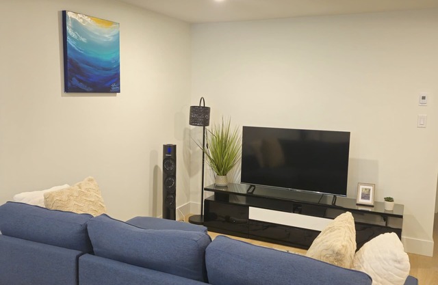 Fully furnished 1-bed basement apt in Moncton, fits 3 adults. Modern & cozy\r \r