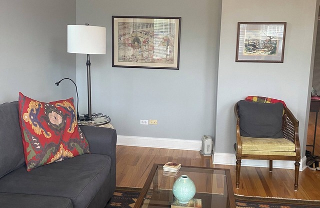 Fully furnished 2 Bdrm. In Old Irving Park. Easy walk to Blue Line.