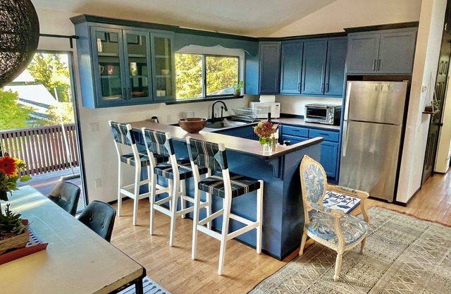Fully furnished, 30-day min./ Light-Filled Apartment in Sebastopol