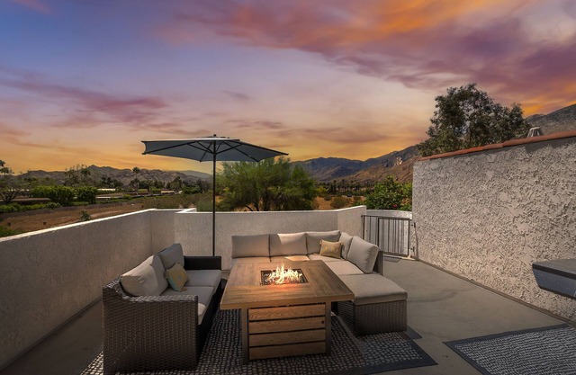 Fully renovated!! Fantastic 2BR-prime location, mountain views, sparkling pool.