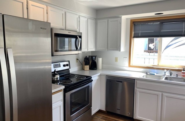 Fun in the Sun! Columbia River, wineries, Gorge concerts - sleeps up to 8