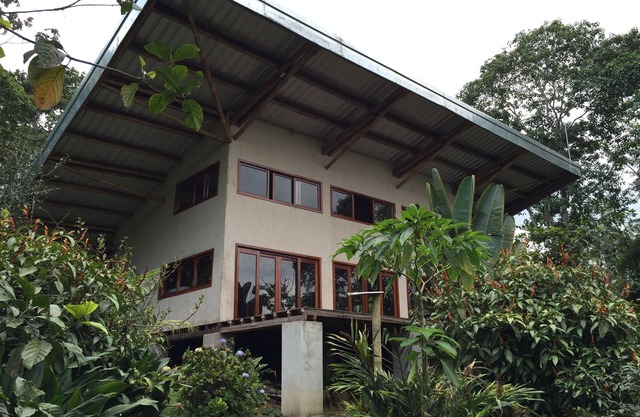 Casa natural de bambú y maz espaciosa en retiro de granja orgánica de 100 acres