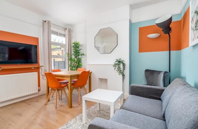 "FurnishedRentals Direct" WiggenHouse Stylish 3 Bedroom house Sleeps 8 with Free Parking, 2 Bathrooms, near to Watford High Street and Watford Football Stadium, Suitable for visiting Harry Potter Warner Bros Studio and London
