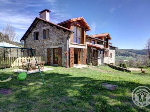 Gîte et studio avec cheminée, terrasse, salle de jeux et nature préservée à La Versanne - FR-1-496-280