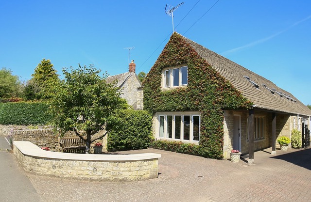CASA GABLES, ideal para familias, con un jardín en Bibury, Ref 988990