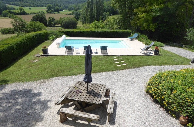 Quercynoise Country House en Valprionde YOUTUBE "ubicación Montcuq"