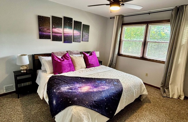Galactic Oasis Wonderful 5 bedroom theme home, Wi-Fi, king beds and smart tvs