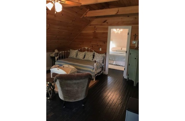 Garage Cottage Apartment with Horse Pasture
